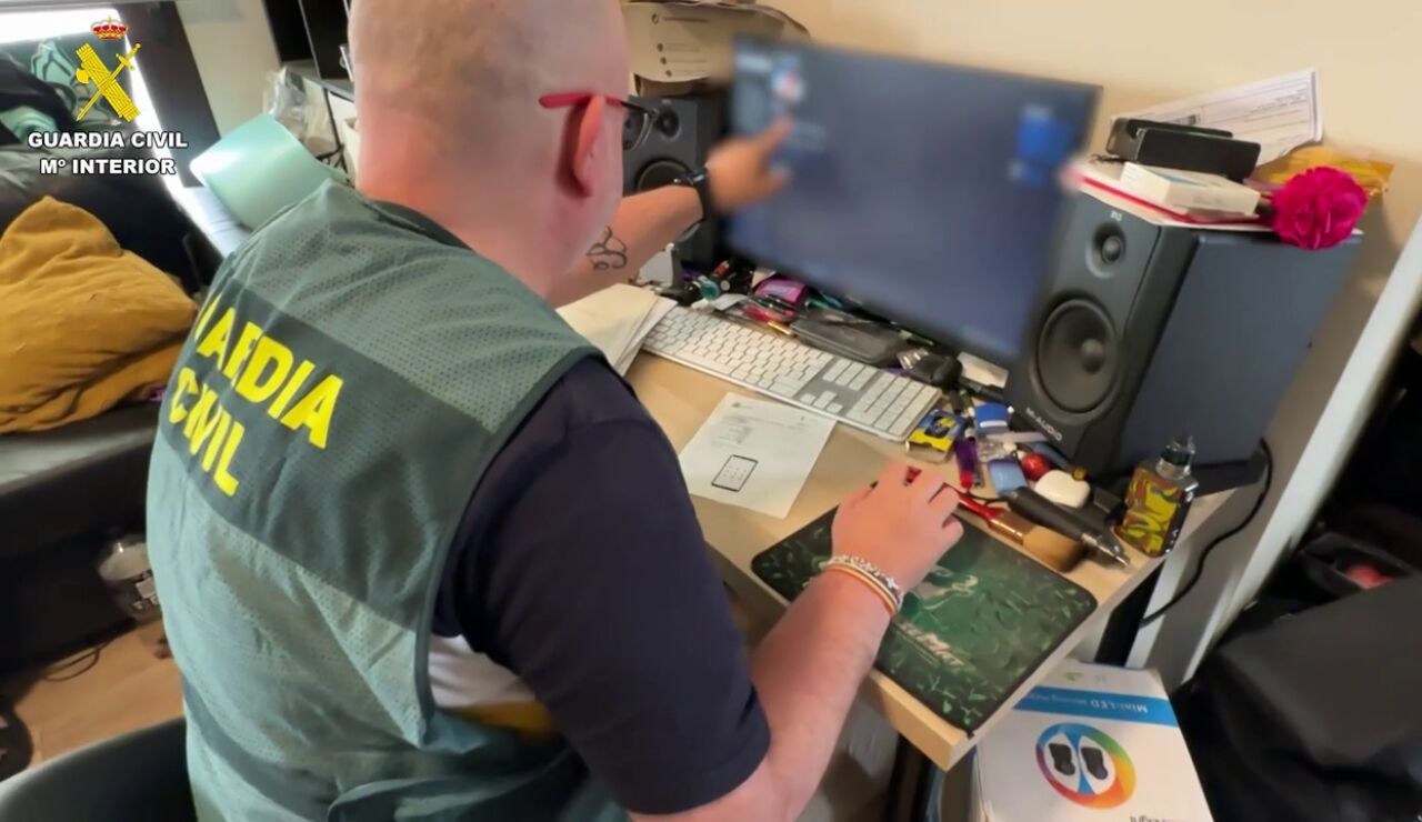 Un guardia civil analizando el contenido de un ordenador