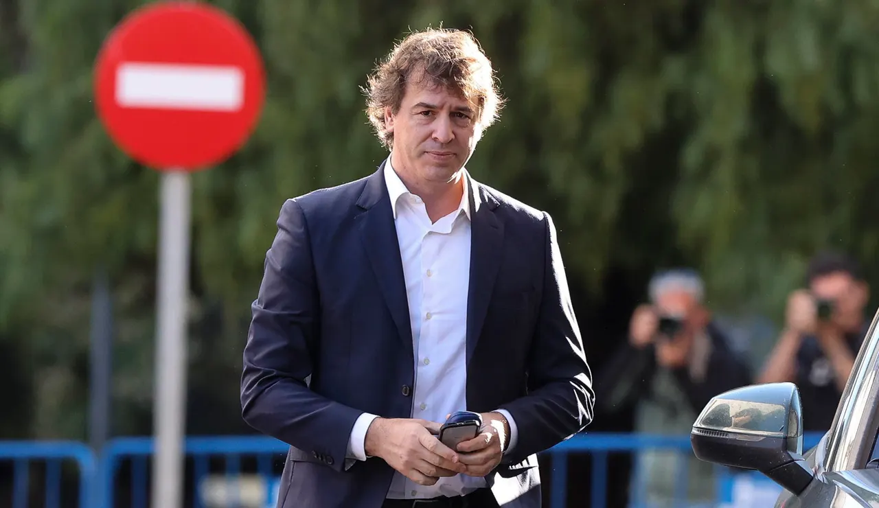 Imagen de David Sánchez, hermano del presidente del Gobierno, a su llegada a la última sesión del juicio por su contratación en la Diputación de Badajoz