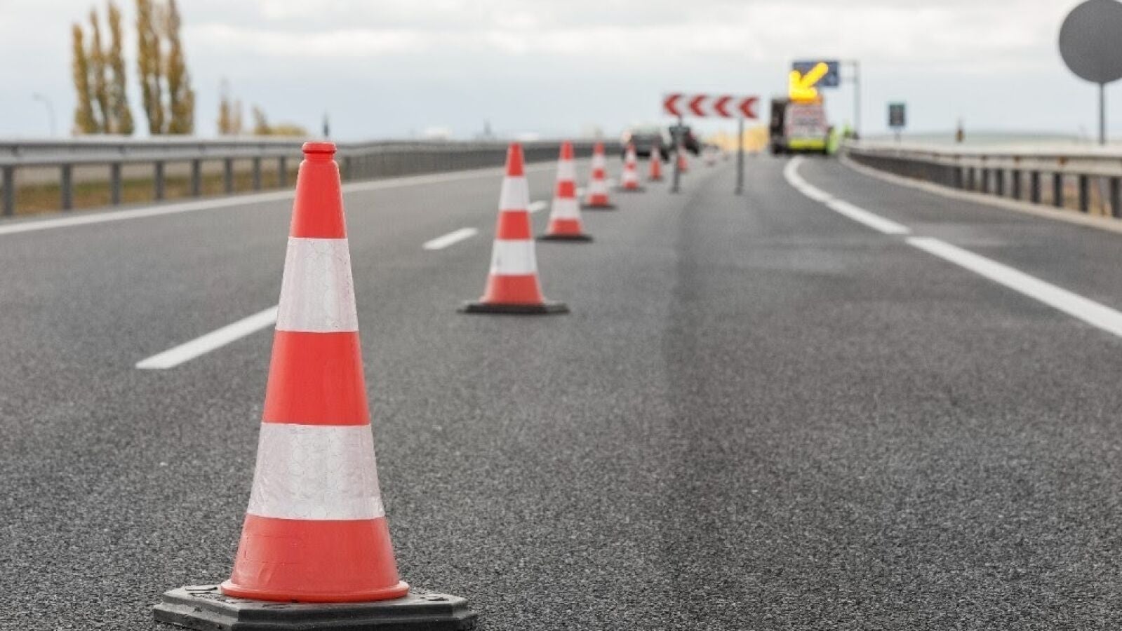 La DGT da luz verde a los conos conectados para reforzar la seguridad en carretera