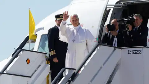 El papa León XIV saluda mientras sube abordo del avión. El papa León XIV saluda mientras sube abordo del avión.