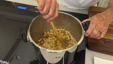 Introduce los garbanzos escurridos