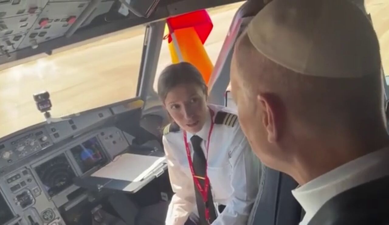 La conversaci&oacute;n del Papa Le&oacute;n XIV en la cabina del avi&oacute;n que lo ha llevado a Barcelona