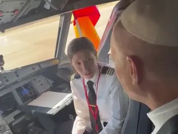 La conversación del Papa León XIV en la cabina del avión que lo ha llevado a Barcelona La conversación del Papa León XIV en la cabina del avión que lo ha llevado a Barcelona