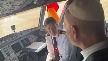 La conversaci&oacute;n del Papa Le&oacute;n XIV en la cabina del avi&oacute;n que lo ha llevado a Barcelona