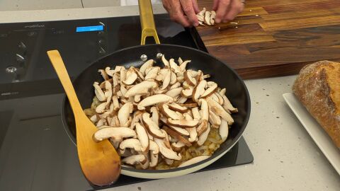 Corta las setas shiitake en juliana, agrégalas a la sartén y cocina el conjunto