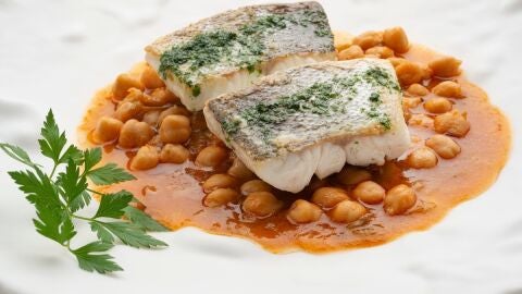 Merluza con garbanzos
