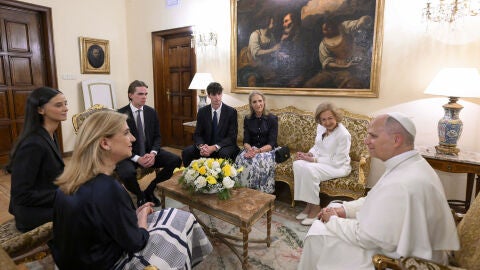 Familia real española con el papa León XIV en Madrid
