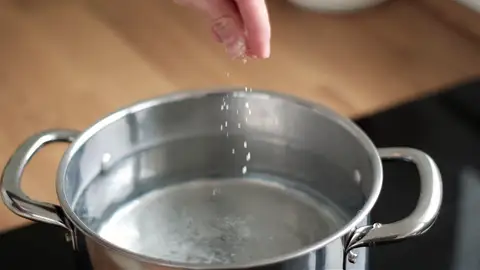 Echar Sal en una Olla Echar Sal en una Olla