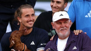 Alexander Zverev, junto a su padre tras ganar Roland Garros