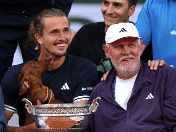 Alexander Zverev, junto a su padre tras ganar Roland Garros