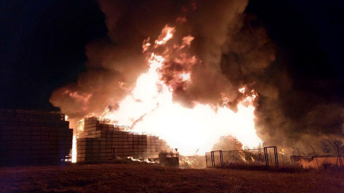 Noche de incendios con un fuego que obliga a desalojar a más