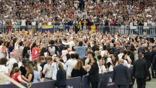 Asistentes al acto del Papa Le&oacute;n XIV en el Bernab&eacute;u