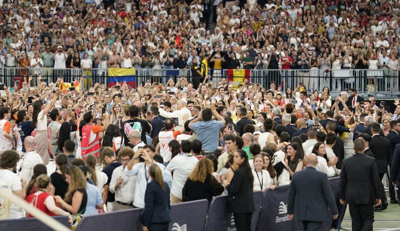 Asistentes al acto del Papa Le&oacute;n XIV en el Bernab&eacute;u