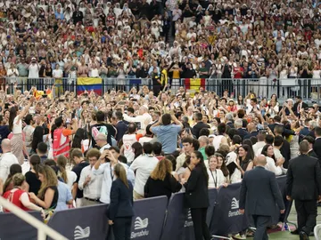 Asistentes al acto del Papa León XIV en el Bernabéu Asistentes al acto del Papa León XIV en el Bernabéu