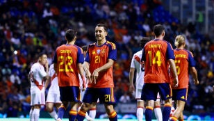 Mikel Oyarzabal celebra su gol ante Per&uacute; en Puebla