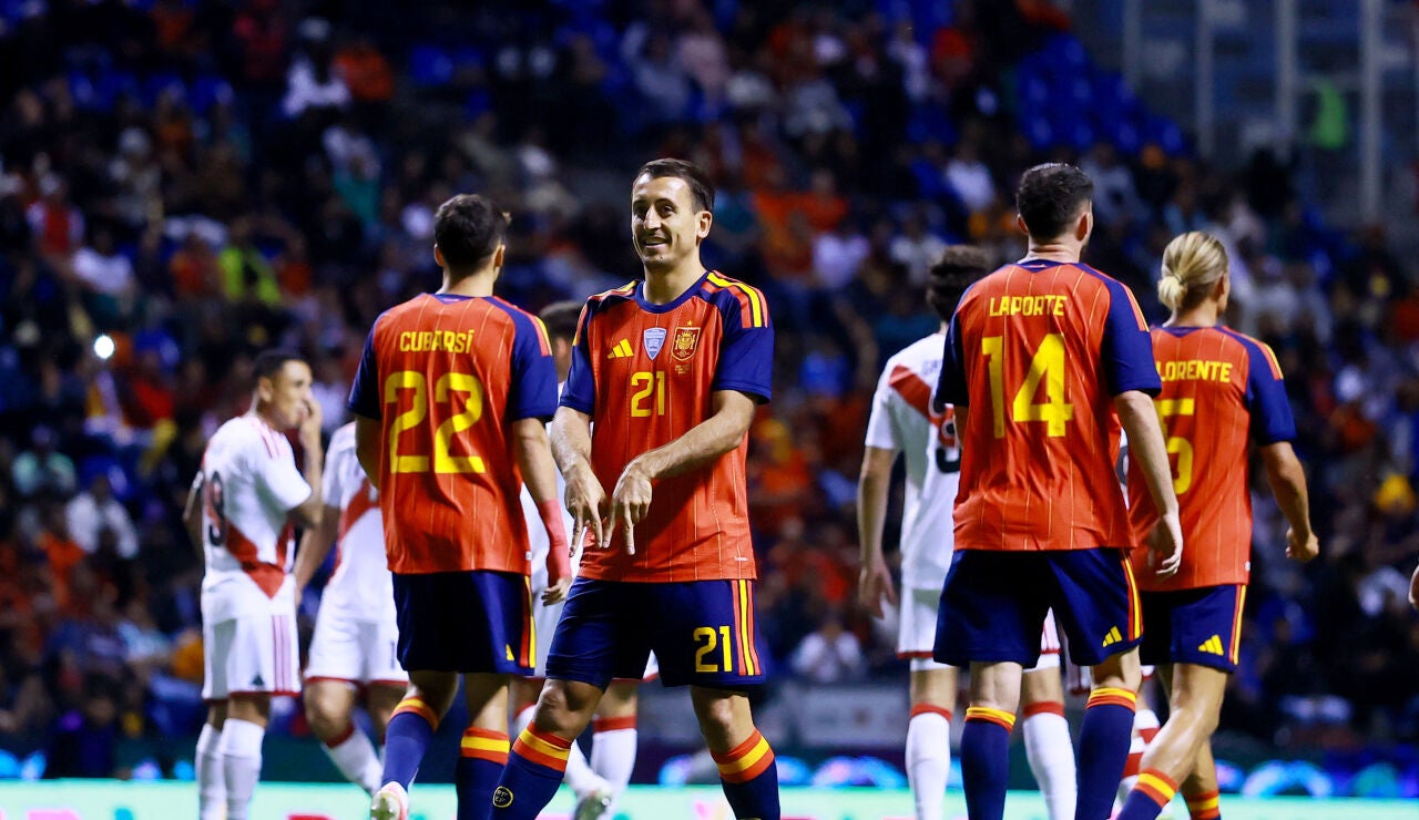 Mikel Oyarzabal celebra su gol ante Per&uacute; en Puebla