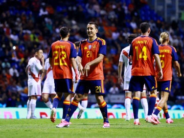 Mikel Oyarzabal celebra su gol ante Per&uacute; en Puebla