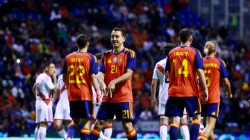 Mikel Oyarzabal celebra su gol ante Per&uacute; en Puebla