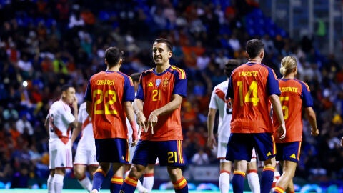 Mikel Oyarzabal celebra su gol ante Per&uacute; en Puebla