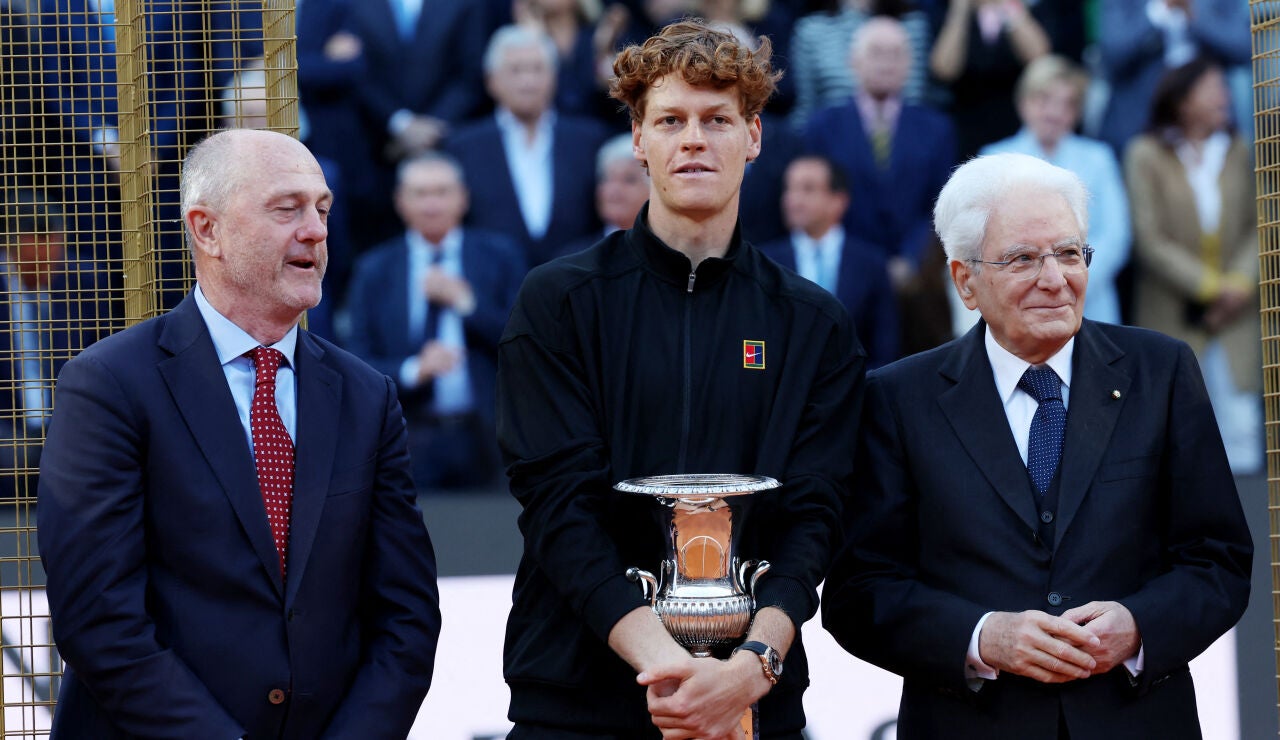 Angelo Binaghi (izquierda), junto a Sinner y Sergio Mattarella tras la final del Masters de Roma