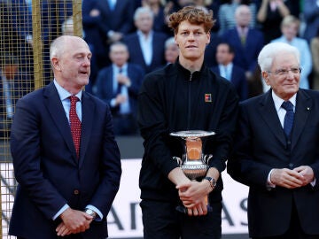 Angelo Binaghi (izquierda), junto a Sinner y Sergio Mattarella tras la final del Masters de Roma
