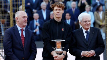 Angelo Binaghi (izquierda), junto a Sinner y Sergio Mattarella tras la final del Masters de Roma