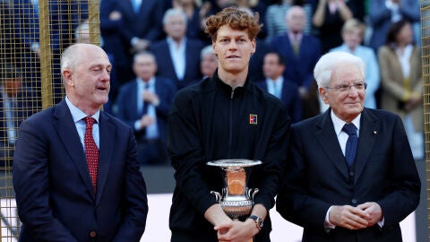 Angelo Binaghi (izquierda), junto a Sinner y Sergio Mattarella tras la final del Masters de Roma