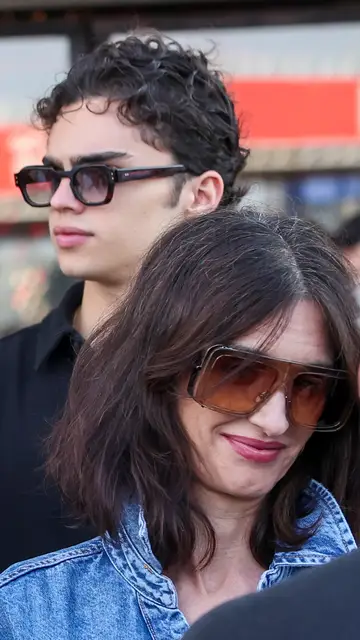 Paz Vega y su hijo Orson de camino al concierto de Bad Bunny en Madrid Paz Vega y su hijo Orson de camino al concierto de Bad Bunny en Madrid