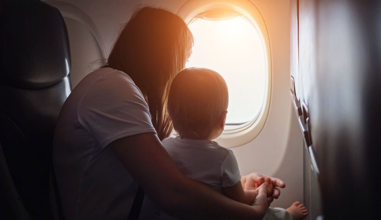 Madre e hijo durante un vuelo