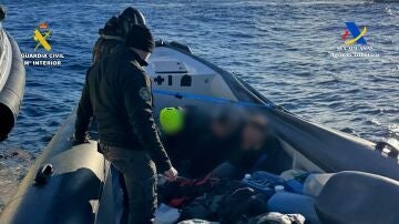 Imagen de la Guardia Civil en Punta Umbr&iacute;a 