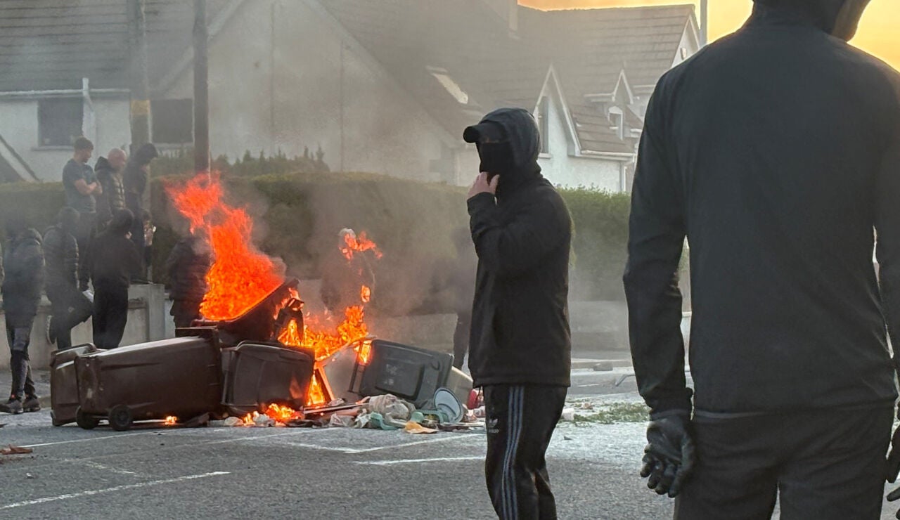 Segunda noche de violentas protestas en Belfast 