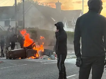Segunda noche de violentas protestas en Belfast Segunda noche de violentas protestas en Belfast