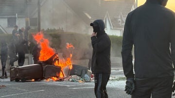 Segunda noche de violentas protestas en Belfast 