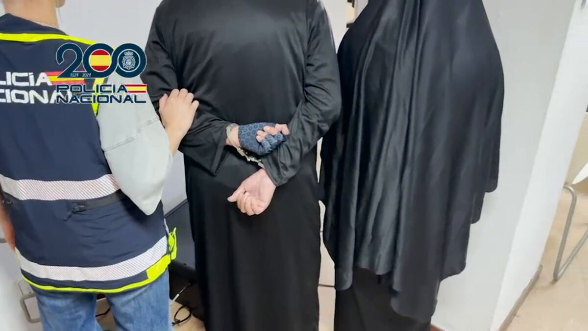 Vestidos con hábitos y sotana, así actúa 'la banda