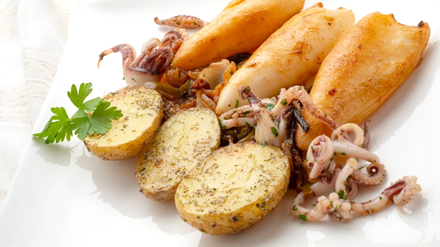 Chipirones encebollados picantes con patatas asadas Chipirones encebollados picantes con patatas asadas