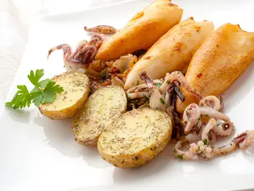 Chipirones encebollados picantes con patatas asadas Chipirones encebollados picantes con patatas asadas