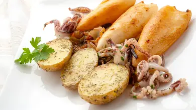 Chipirones encebollados picantes con patatas asadas: un receta extraordinaria para el fin de semana Chipirones encebollados picantes con patatas asadas: un receta extraordinaria para el fin de semana