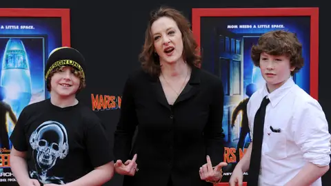 Joan Cusack con sus 2 hijos Joan Cusack con sus 2 hijos