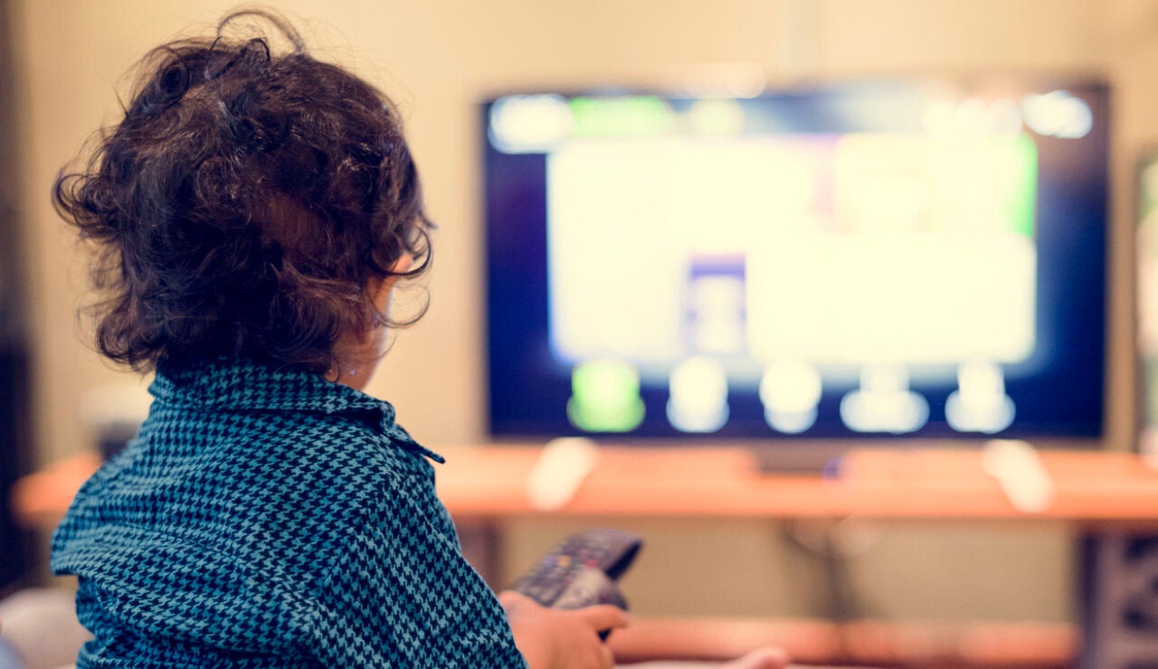 Un ni&ntilde;o con un mando de televisi&oacute;n