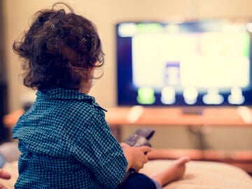 Un ni&ntilde;o con un mando de televisi&oacute;n