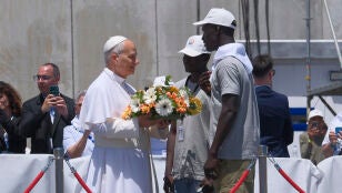 El papa Le&oacute;n XIV recibe flores de dos voluntarios