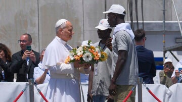 El papa Le&oacute;n XIV recibe flores de dos voluntarios