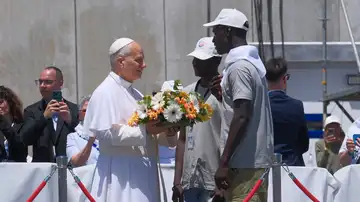 El papa León XIV recibe flores de dos voluntarios El papa León XIV recibe flores de dos voluntarios