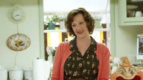 Joan Cusack en Shameless como Sheila Joan Cusack en Shameless como Sheila