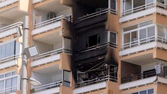 Vista del edificio incendiado este jueves en Magaluf.
