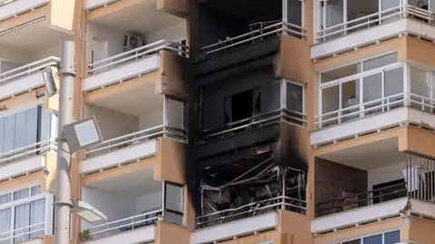 Vista del edificio incendiado este jueves en Magaluf. Vista del edificio incendiado este jueves en Magaluf.