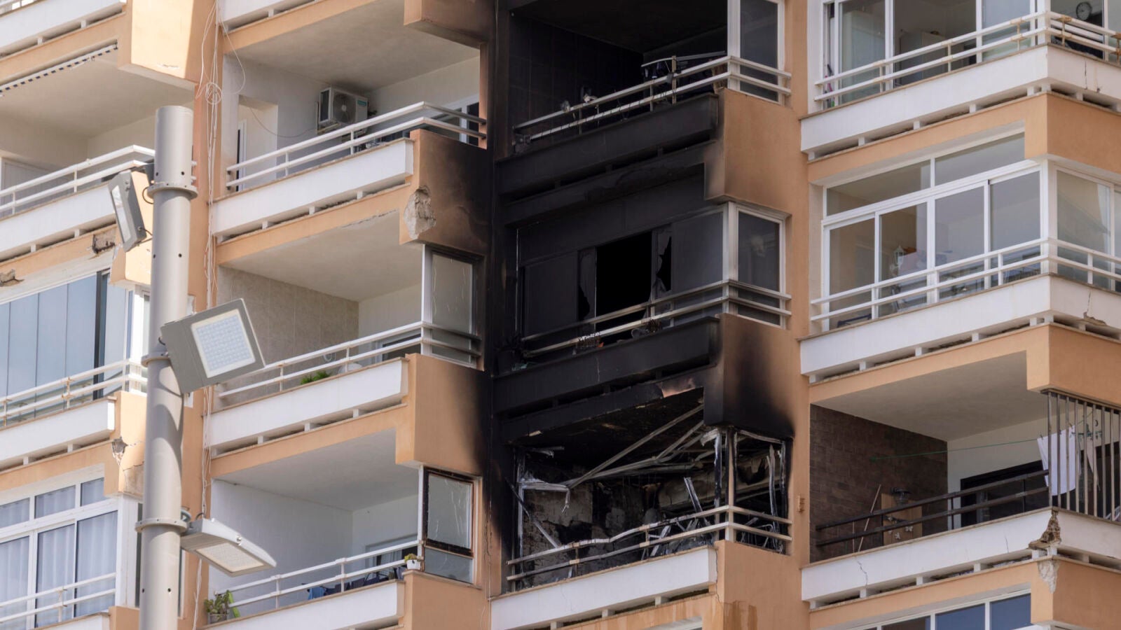 Dos muertos y 24 heridos, uno de ellos muy grave, por un incendio en un bloque de viviendas en Magaluf 