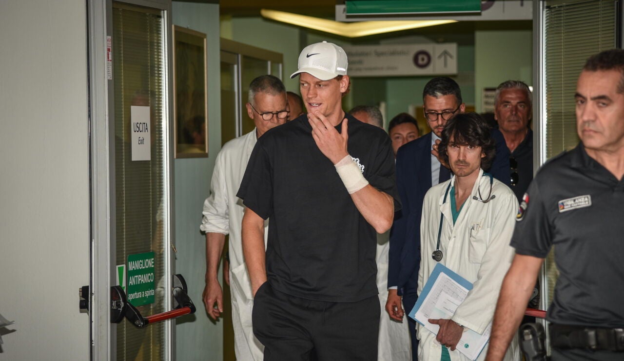 Jannik Sinner, a su salida del Hospital San Raffaele de Mil&aacute;n
