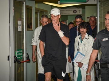 Jannik Sinner, a su salida del Hospital San Raffaele de Mil&aacute;n