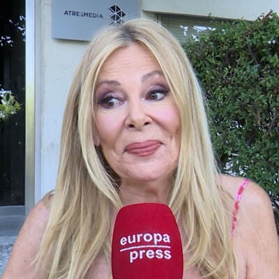 Ana Obreg&oacute;n hablando con la prensa